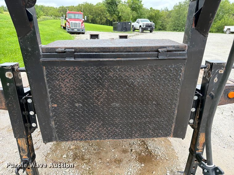 image for item FK3587 2004 Redi-Haul R25215GF equipment trailer