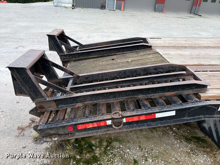 image for item FK3587 2004 Redi-Haul R25215GF equipment trailer