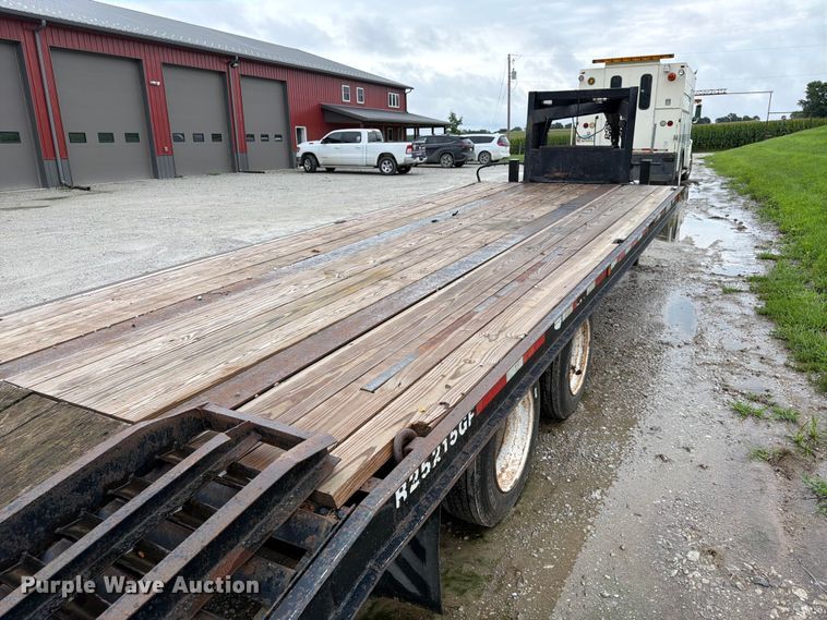 image for item FK3587 2004 Redi-Haul R25215GF equipment trailer