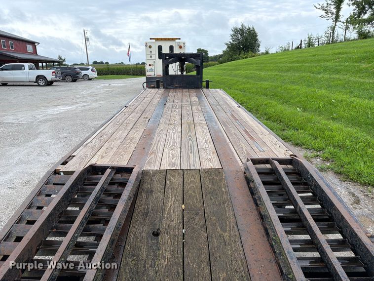 image for item FK3587 2004 Redi-Haul R25215GF equipment trailer
