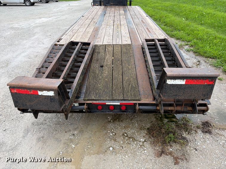 image for item FK3587 2004 Redi-Haul R25215GF equipment trailer