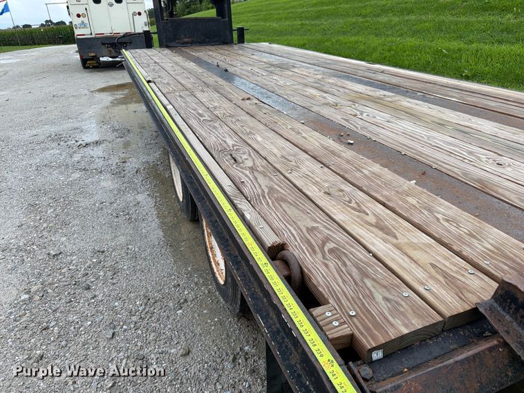 image for item FK3587 2004 Redi-Haul R25215GF equipment trailer