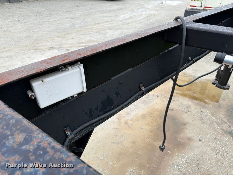 image for item FK3587 2004 Redi-Haul R25215GF equipment trailer