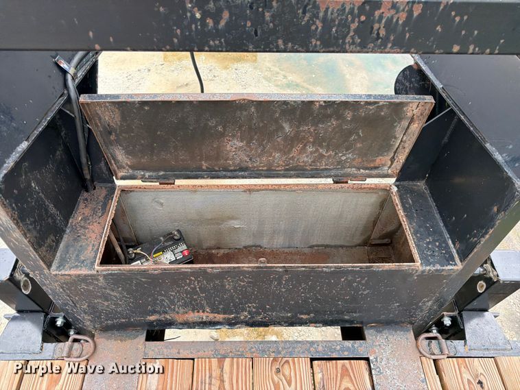 image for item FK3587 2004 Redi-Haul R25215GF equipment trailer