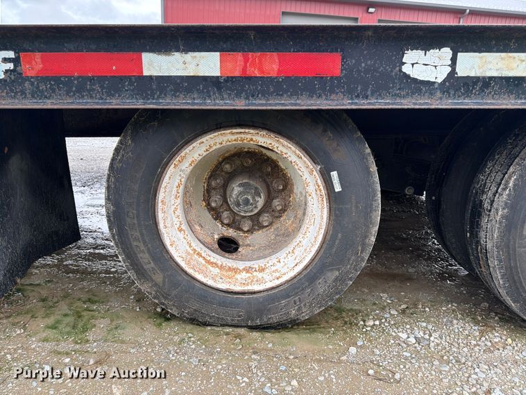 image for item FK3587 2004 Redi-Haul R25215GF equipment trailer