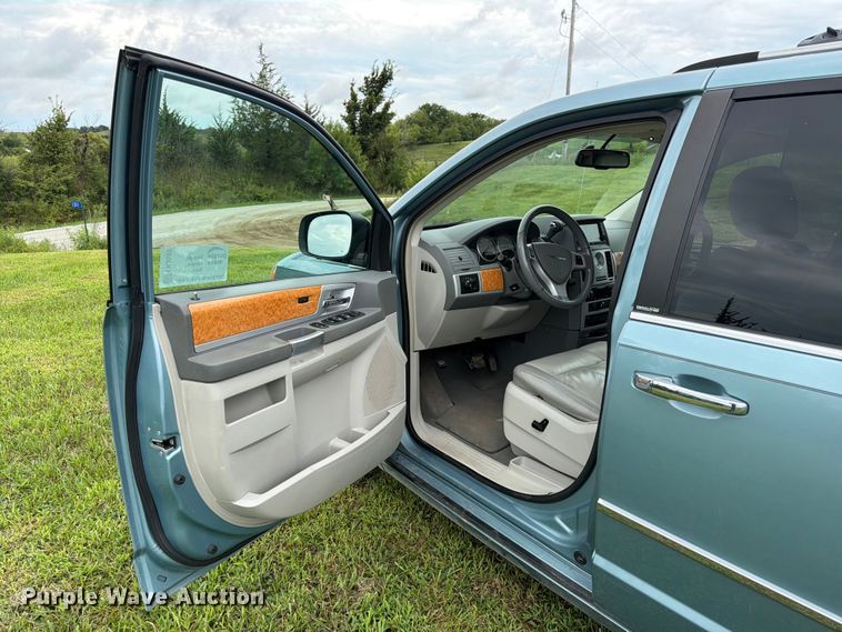 image for item FK3589 2008 Chrysler Town And Country van