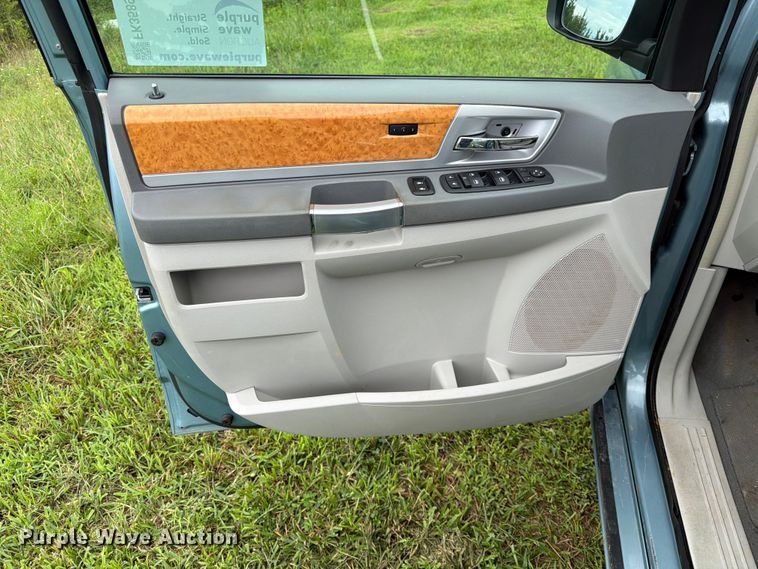 image for item FK3589 2008 Chrysler Town And Country van