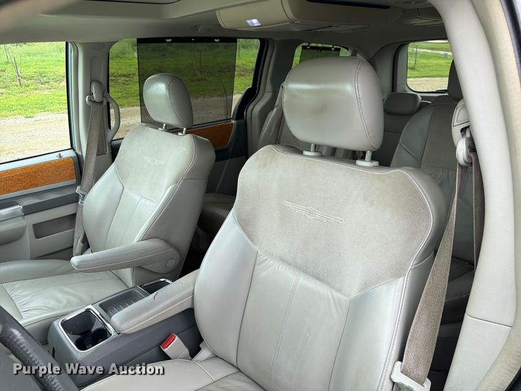 image for item FK3589 2008 Chrysler Town And Country van
