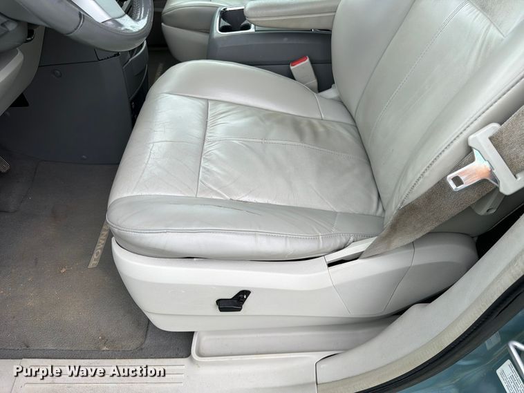 image for item FK3589 2008 Chrysler Town And Country van