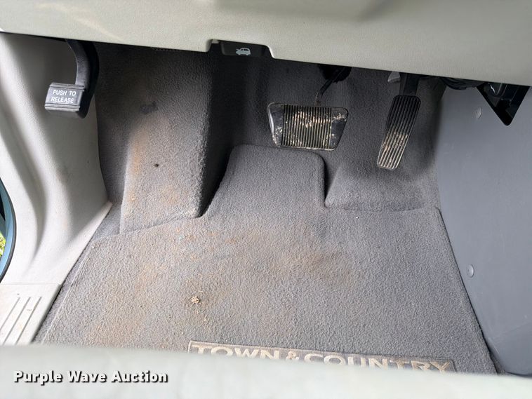 image for item FK3589 2008 Chrysler Town And Country van