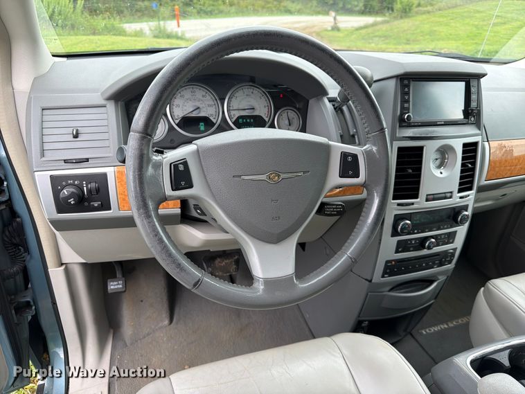 image for item FK3589 2008 Chrysler Town And Country van