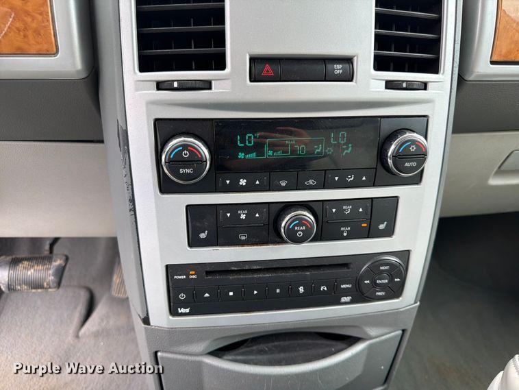 image for item FK3589 2008 Chrysler Town And Country van