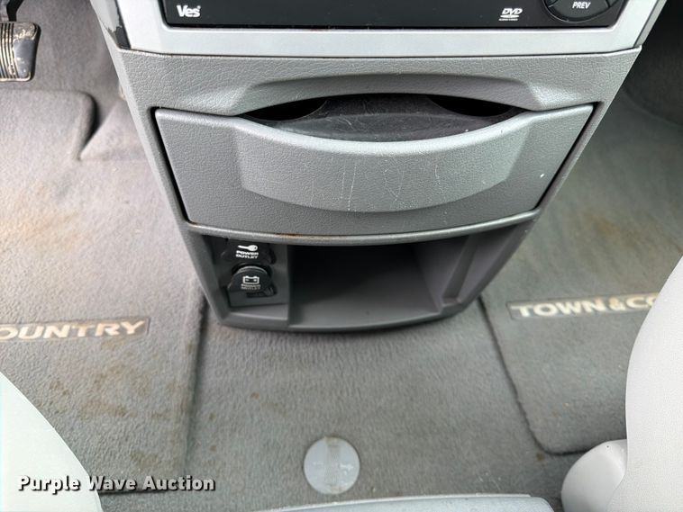 image for item FK3589 2008 Chrysler Town And Country van
