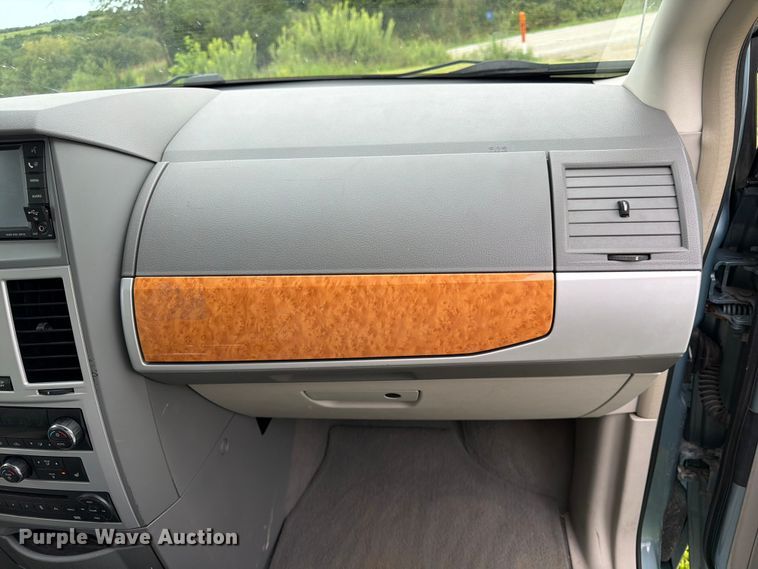 image for item FK3589 2008 Chrysler Town And Country van