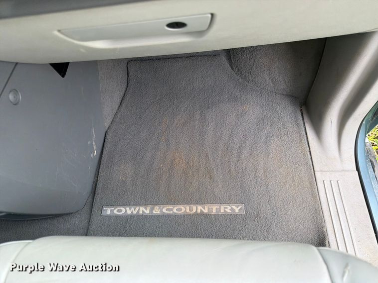 image for item FK3589 2008 Chrysler Town And Country van