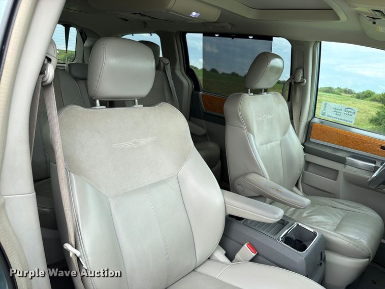 image for item FK3589 2008 Chrysler Town And Country van