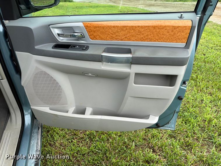 image for item FK3589 2008 Chrysler Town And Country van
