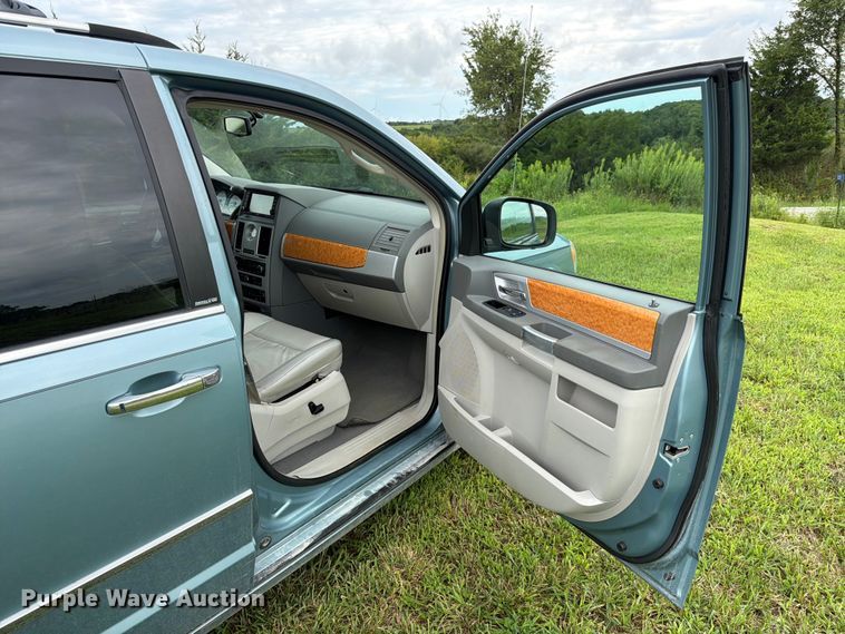 image for item FK3589 2008 Chrysler Town And Country van