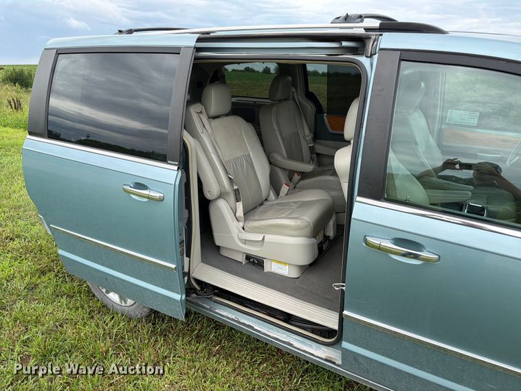 image for item FK3589 2008 Chrysler Town And Country van