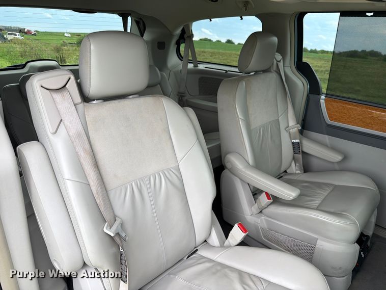image for item FK3589 2008 Chrysler Town And Country van