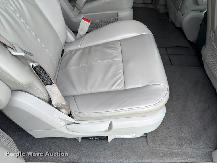 image for item FK3589 2008 Chrysler Town And Country van