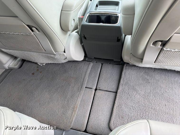 image for item FK3589 2008 Chrysler Town And Country van