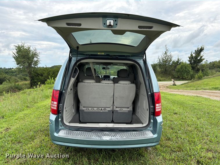 image for item FK3589 2008 Chrysler Town And Country van