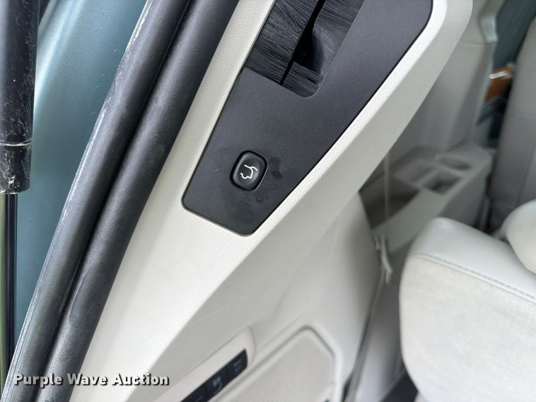 image for item FK3589 2008 Chrysler Town And Country van