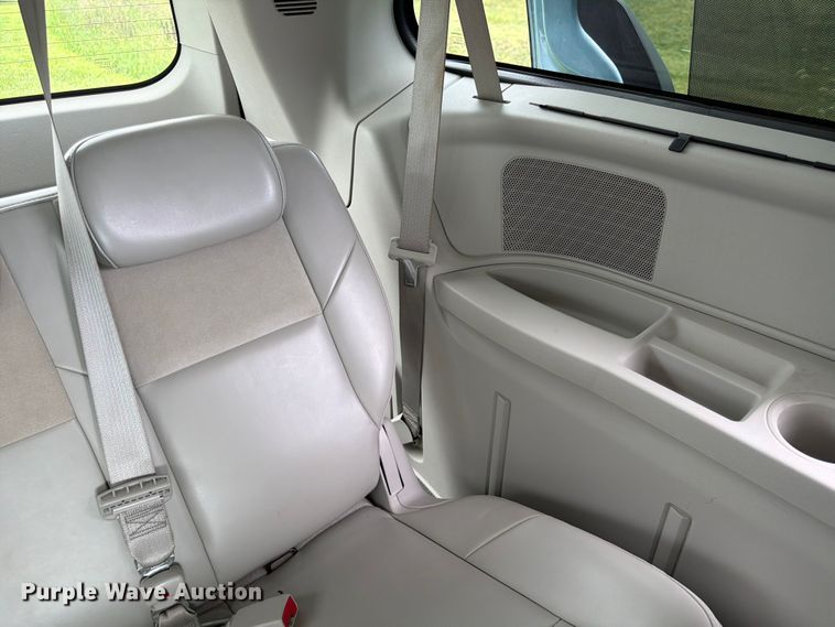 image for item FK3589 2008 Chrysler Town And Country van