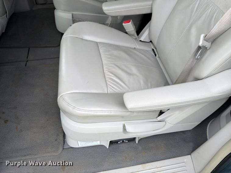 image for item FK3589 2008 Chrysler Town And Country van