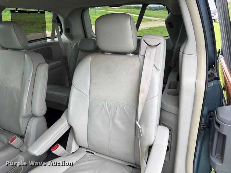 image for item FK3589 2008 Chrysler Town And Country van