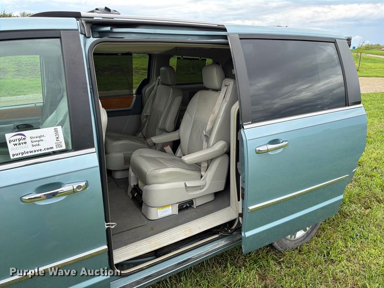 image for item FK3589 2008 Chrysler Town And Country van
