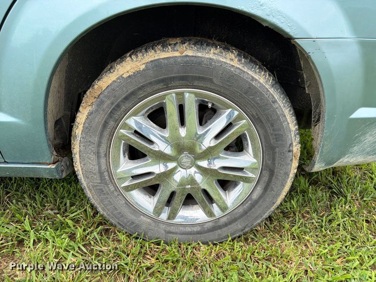 image for item FK3589 2008 Chrysler Town And Country van