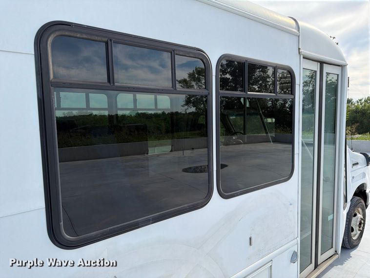 image for item FK3591 2013 Ford E350 shuttle bus