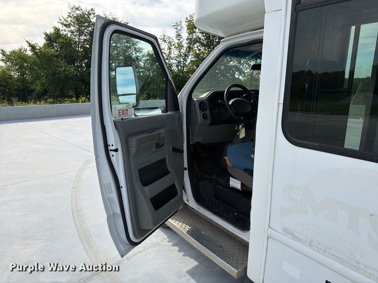 image for item FK3591 2013 Ford E350 shuttle bus