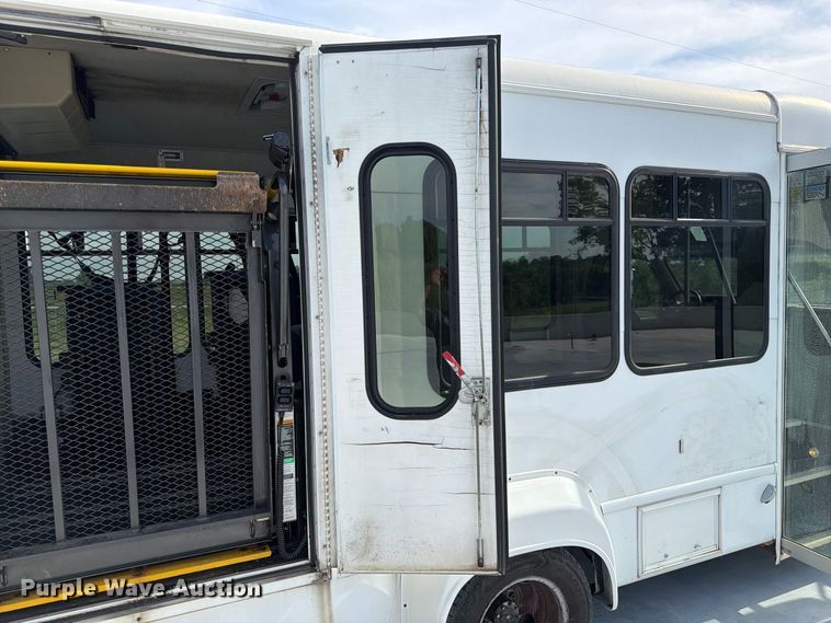 image for item FK3591 2013 Ford E350 shuttle bus