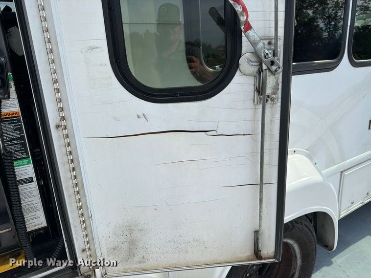 image for item FK3591 2013 Ford E350 shuttle bus