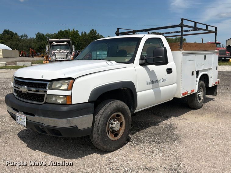 2007 Chevrolet Silverado 2500HD utility bed pickup truck