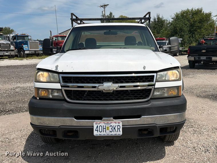 image for item FK3592 2007 Chevrolet Silverado 2500HD utility bed pickup truck