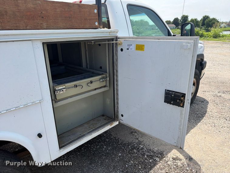 image for item FK3592 2007 Chevrolet Silverado 2500HD utility bed pickup truck