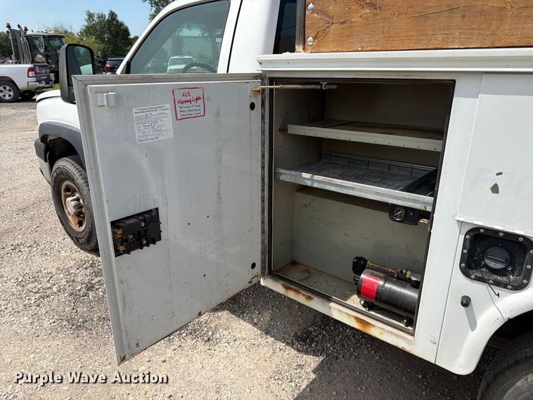 image for item FK3592 2007 Chevrolet Silverado 2500HD utility bed pickup truck