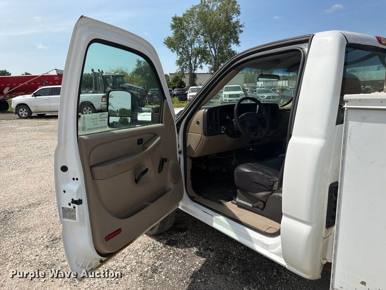 image for item FK3592 2007 Chevrolet Silverado 2500HD utility bed pickup truck