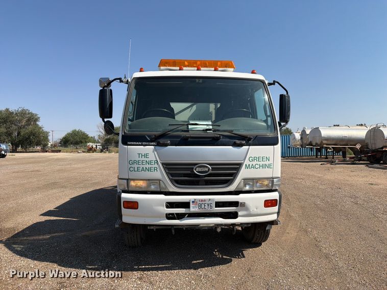 image for item FK4570 2009 UD UD3300 street sweeper truck