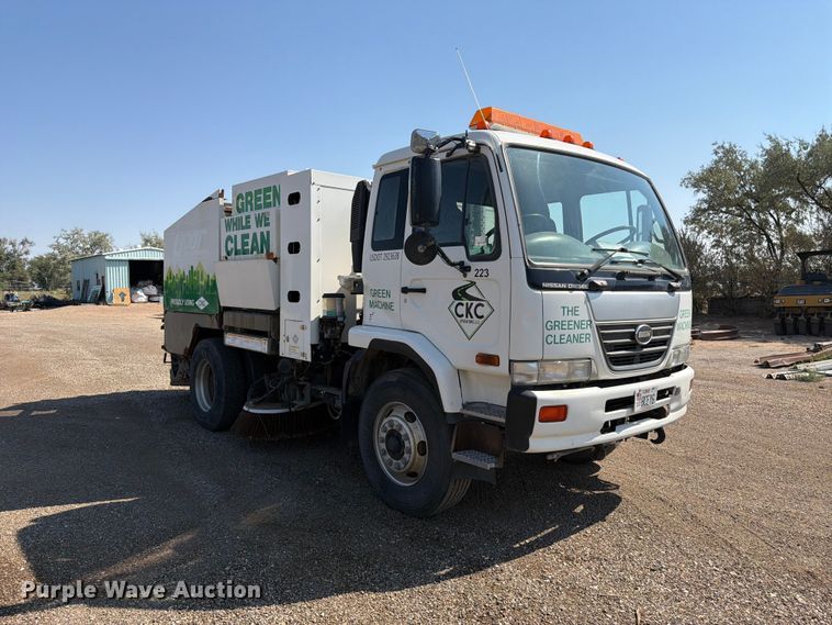 image for item FK4570 2009 UD UD3300 street sweeper truck