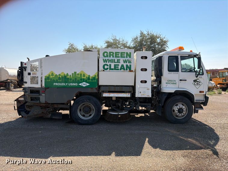 image for item FK4570 2009 UD UD3300 street sweeper truck