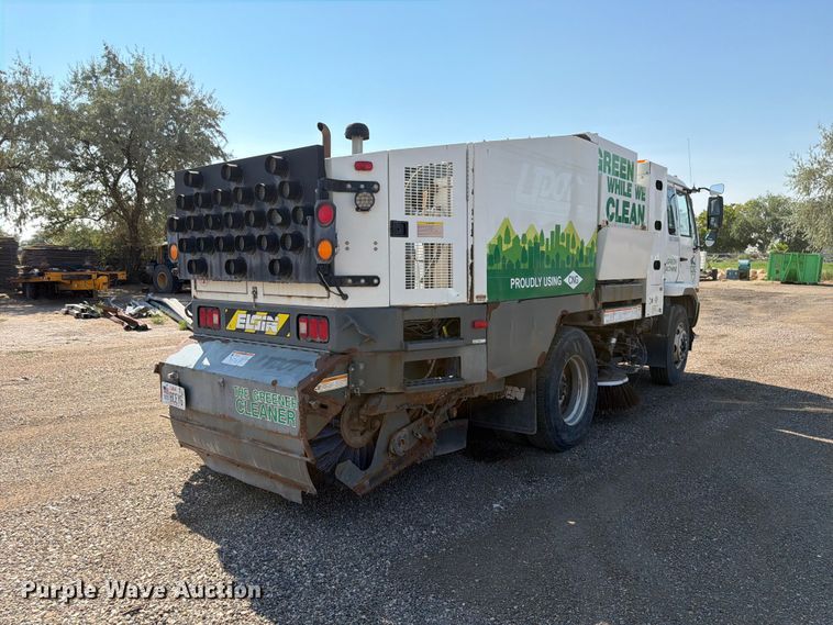 image for item FK4570 2009 UD UD3300 street sweeper truck