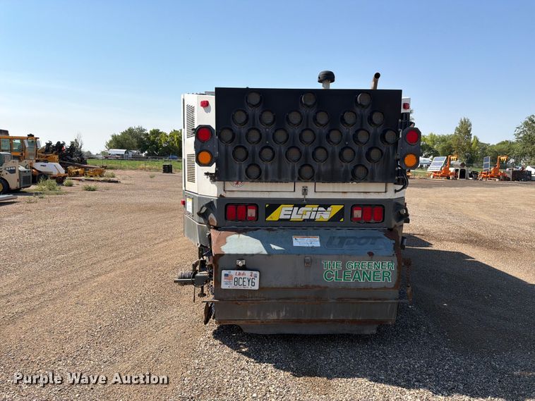 image for item FK4570 2009 UD UD3300 street sweeper truck