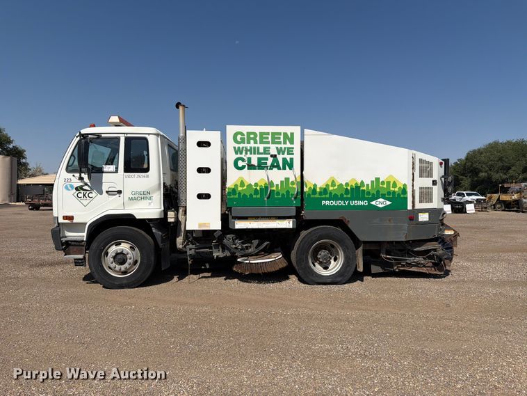 image for item FK4570 2009 UD UD3300 street sweeper truck