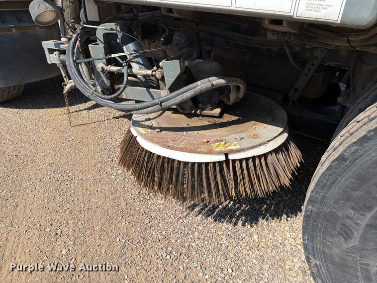image for item FK4570 2009 UD UD3300 street sweeper truck