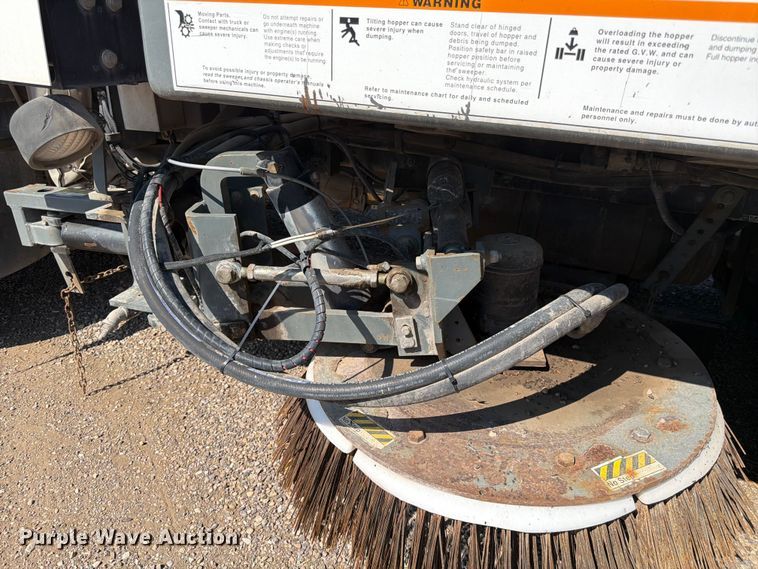 image for item FK4570 2009 UD UD3300 street sweeper truck